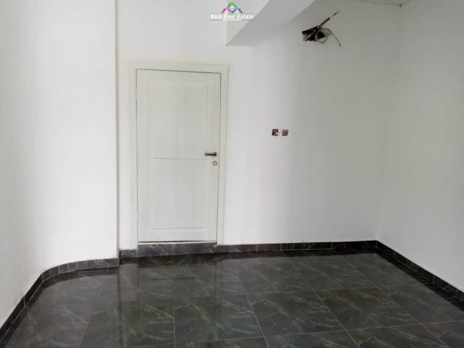 Tirane, jepet me qera dyqan Kati 1, 35 m² 400 € (Xhamia e Tabakeve)