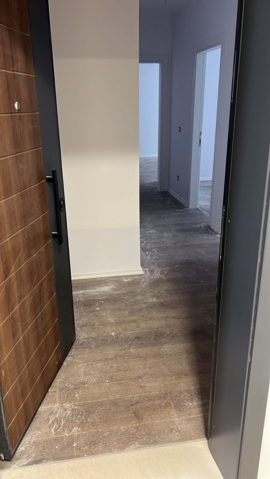 Tirane, jepet me qera zyre Kati 5, 100 m² 410 € (Rruga 5 Maj)