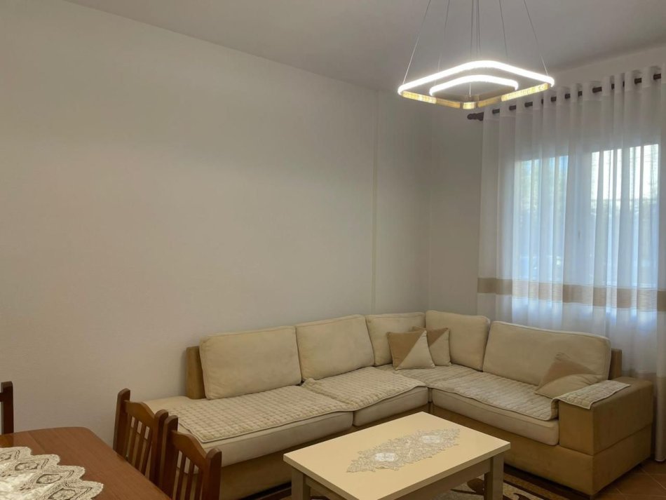 Tirane, jepet me qera apartament 1+1+Ballkon Kati 1, 660 m² 500 € (Inxhinieria Ndertimit)
