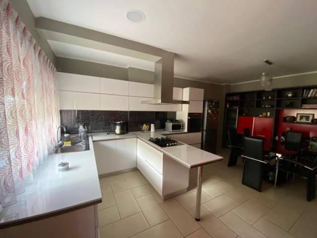 Tirane, jepet me qera apartament 2+1+BLK Kati 4, 110 m² 700 Euro