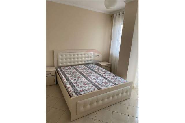 Tirane, jepet me qera apartament 1+1 Kati 3, 64 m² 450 Euro (Komuna Parisit)