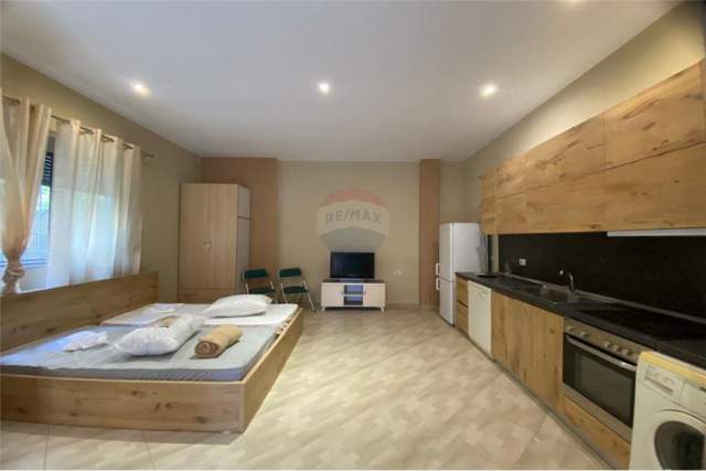 Tirane, jepet me qera garsonier Kati 0, 35 m² 250 Euro (BILL KLINTON)