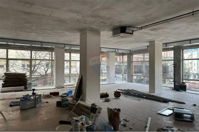 Tirane, jepet me qera zyre Kati 1, 200 m² 3.000 Euro (Rruga e Elbasanit)