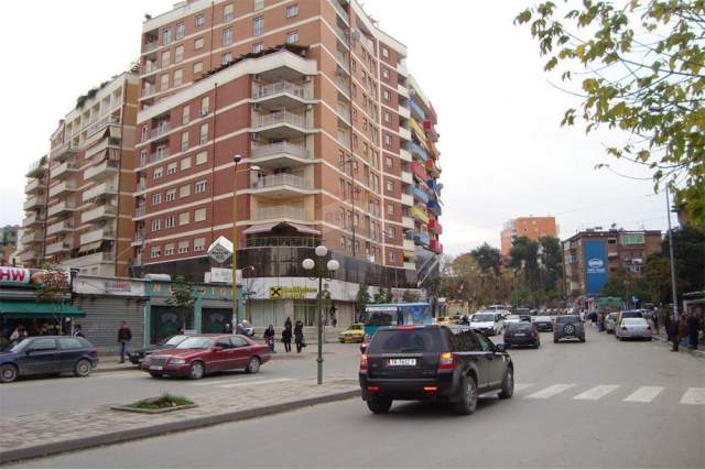 Tirane, jepet me qera ambjent biznesi 97 m² 700 Euro (rruga elbasanit)