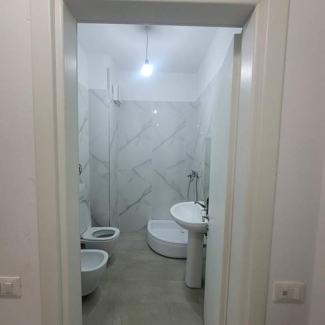 Tirane, jepet me qera apartament Kati 4, 55 m² 400 Euro