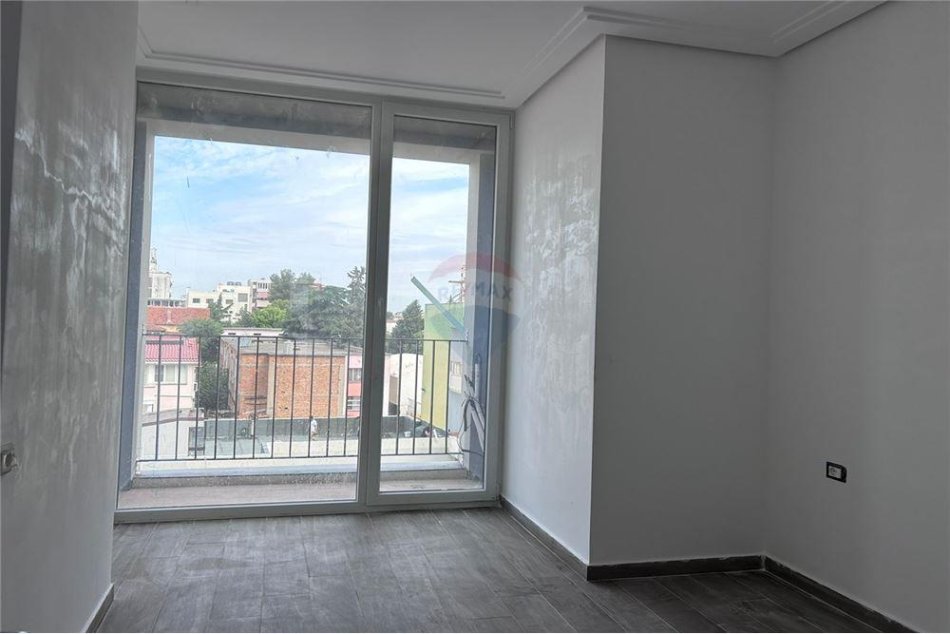 Tirane, shitet apartament 2+1+Ballkon Kati 3, 110 m² 190,000 € (Rruga Riza Cerova)
