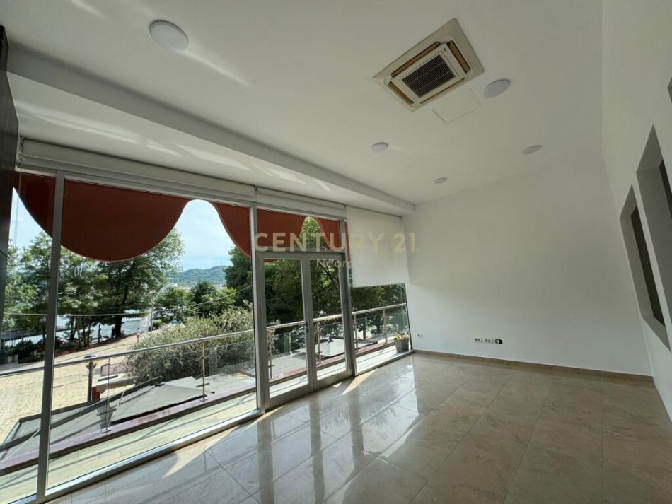Tirane, jepet me qera ambjent biznesi Kati 1, 155 m² 2.750 € (LIQENI ARTIFICIAL I TIRANES)