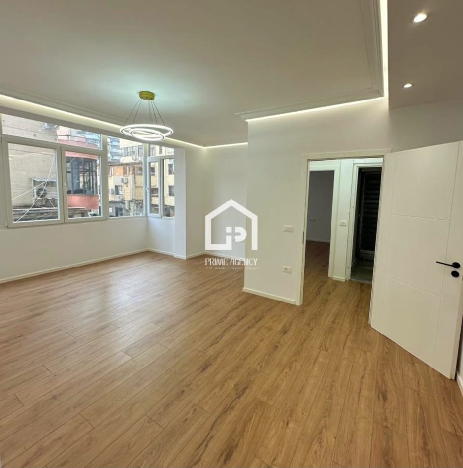 SHITET APARTAMENT 2+1+2/Rruga Faik Konica/Mbrapa Gjuhëve të Huaja