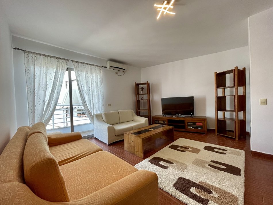 Tirane, jepet me qera apartament 2+1+Ballkon Kati 6, 600 € (Komuna e Parisit afer Kristalit)