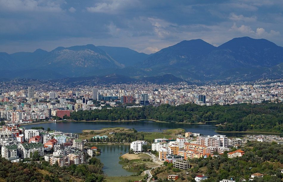 Tirane, jepet me qera apartament 2+1 Kati 1, 90 m² 350 € (Fresku)