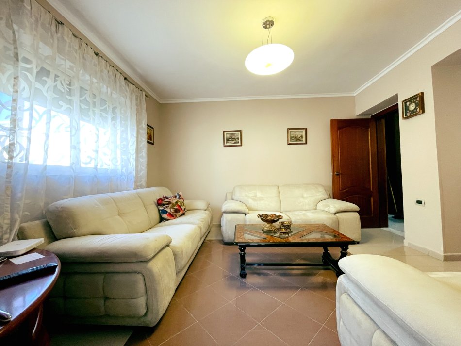 Tirane, jepet me qera apartament 2+1+Ballkon Kati 3, 75 m² 800 € (Ambasada Kineze, Rruga e Durrësit)