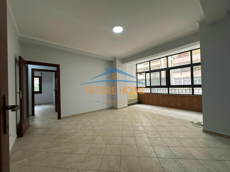 Tirane, shitet apartament 3+1 Kati 2, 145 m² 295.000 € (Komuna e Parisit)