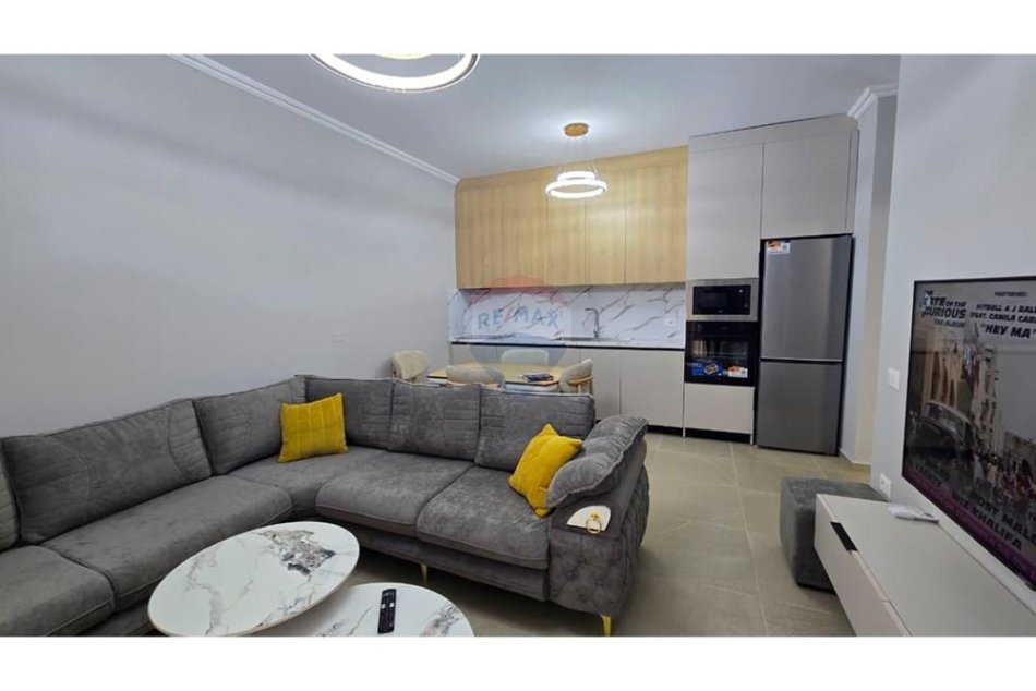 Tirane, jepet me qera 2+1 , 120 m² 1.200 €