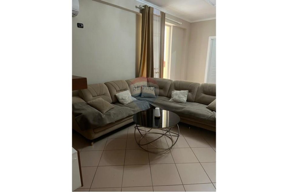 Tirane, jepet me qera 2+1 , 100 m² 700 € 