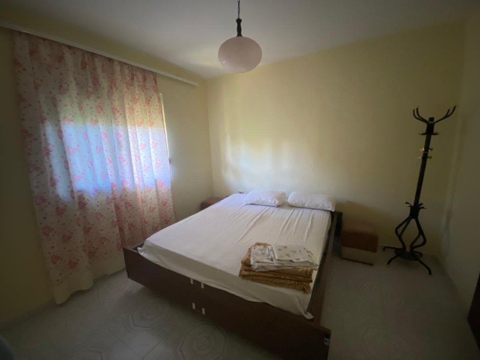 Tirane, jepet me qera shtepi 2+1+Ballkon Kati 1, 120 m²  (Kamez)