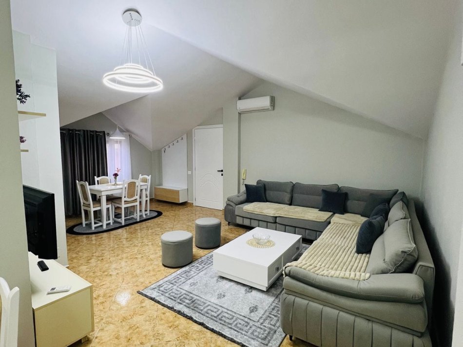 Tirane, jepet me qera apartament 2+1 Kati 4, 80 m² 777 € (Rruga Vace Zela)