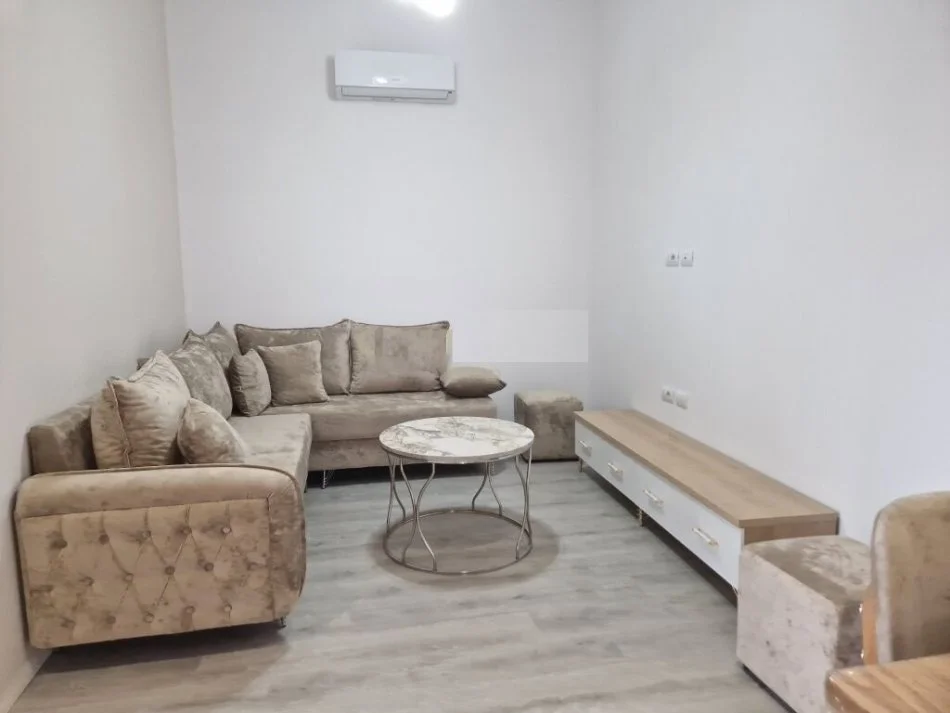 Tirane, jepet me qera 1+1 Kati 3, 57 m² 450 € (Laprake)