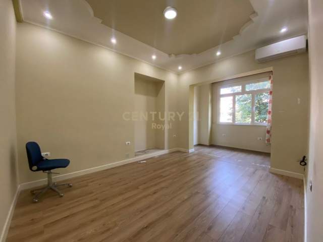 Tirane, jepet me qera zyre Kati 2, 88 m² 500 Euro