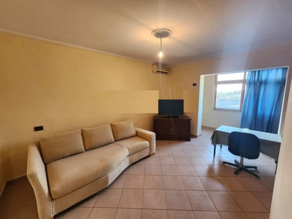 Tirane, jepet me qera apartament 1+1 Kati 5, 65 m² 400 € (Rruga Siri Kodra)