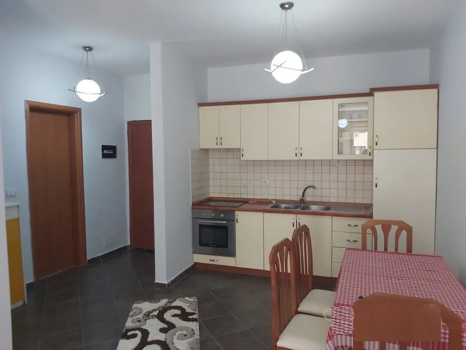 Tirane, jepet me qera apartament 1+1 Kati 4, 70 m² 400 € (Ish Stacioni i Trenit)