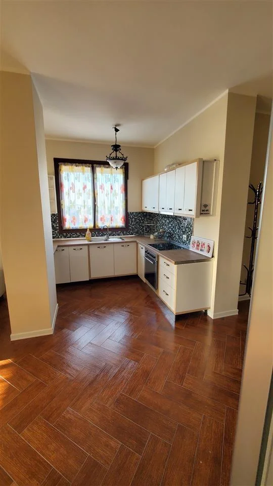 Durres, jap me qera apartament me afat te gjate, 2+1+A+BLK Kati 10, 90 m2, 45.000 leke (Sefer Efendi)