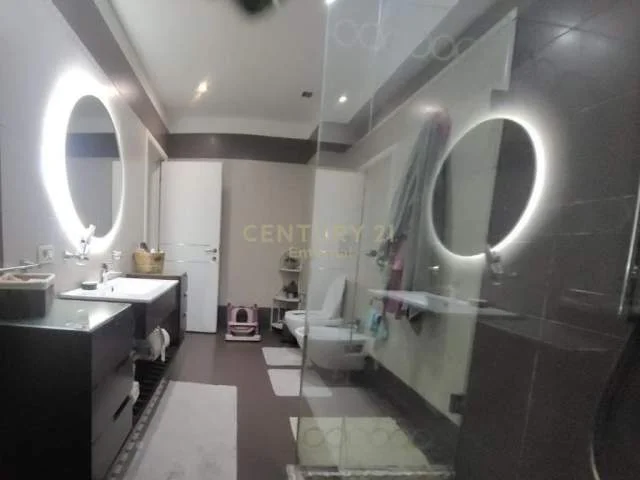 Tirane, jepet me qera apartament 2+1+BLK 100 m² 800 Euro (garda)