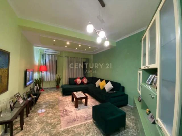 Tirane, jepet me qera apartament 90 m² 700 Euro (myslym shyre)