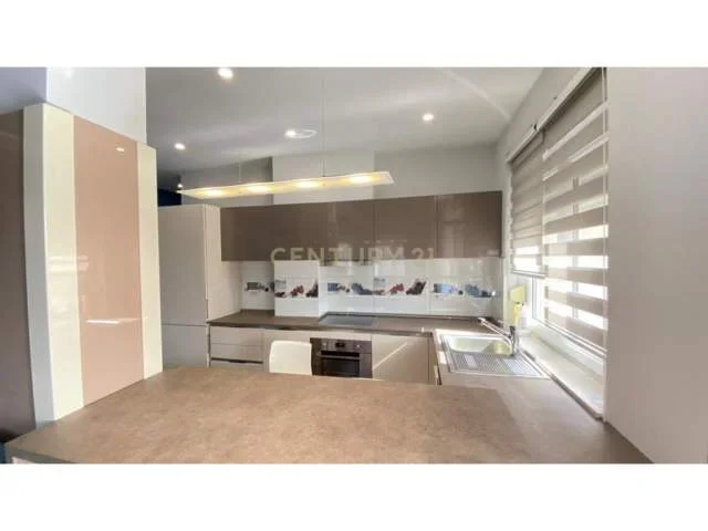 Tirane, jepet me qera apartament 100 m² 800 Euro (farke)