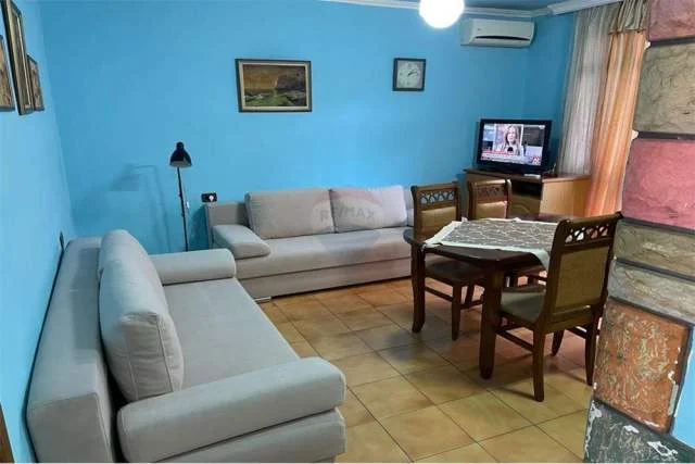 Tirane, jepet me qera apartament 3+1 Kati 4, 75 m² 550 Euro (Rruga e Durresit, prane Gazhelit)