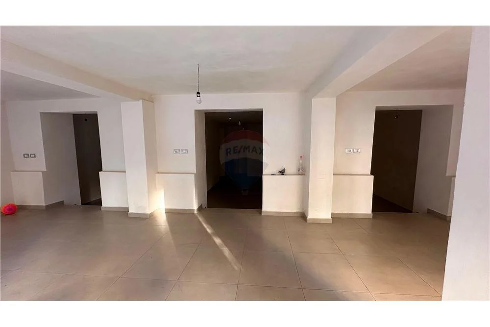 Jepet ambient biznesi me qera te Shallvaret, 1000 Euro