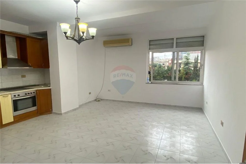 Shitet apartament 3+1 te stacioni i fundit i Tiranes se Re, 165'000 Euro