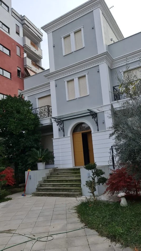 Shkoder, jepet me qera Vile 5+1, Kati 3, 728 m² 2,000 € (Rruga Nuri Bushati)