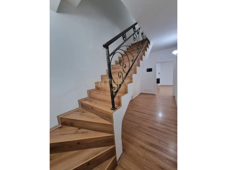 Tirane, jepet me qera apartament duplex Dublex, Kati 4, 155 m² 400 € (Fresku)