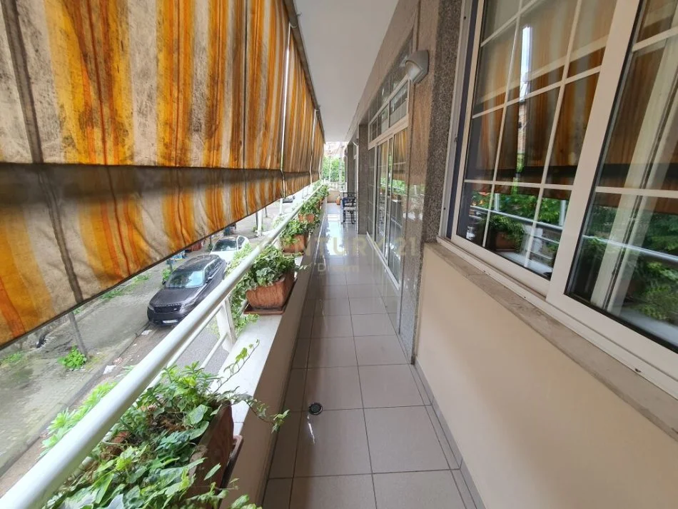 Tirane, jepet me qera Vile 3 Katshe, Kati 4, 600 m² (Oxhaku)
