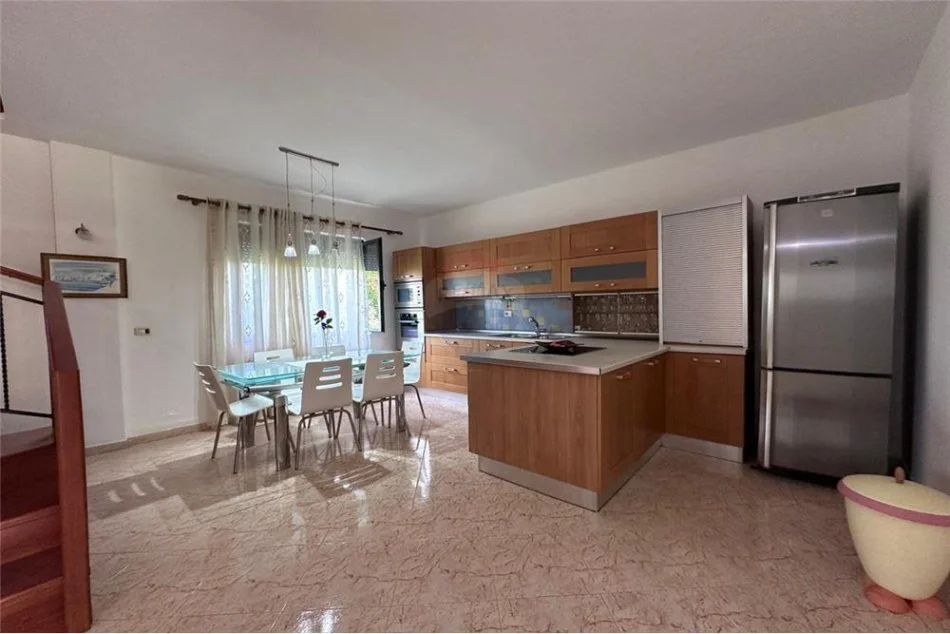 Tirane, jepet me qera apartament duplex Dublex, Kati 2, 165 m² 600 € (Rruga Starvi Themeli)