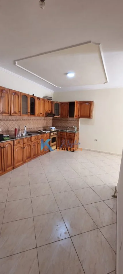 Tirane, jepet me qera apartament 2+1 Kati 2, 175 m² 500 € (Komuna e Parisit,afer shkolles Kristaq Rama