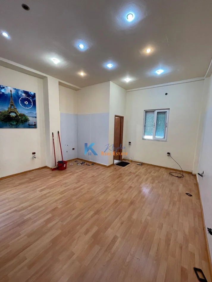 Tirane, jap me qera dyqan Kati 0, 25 m² 250 € (Myslym Shyr)
