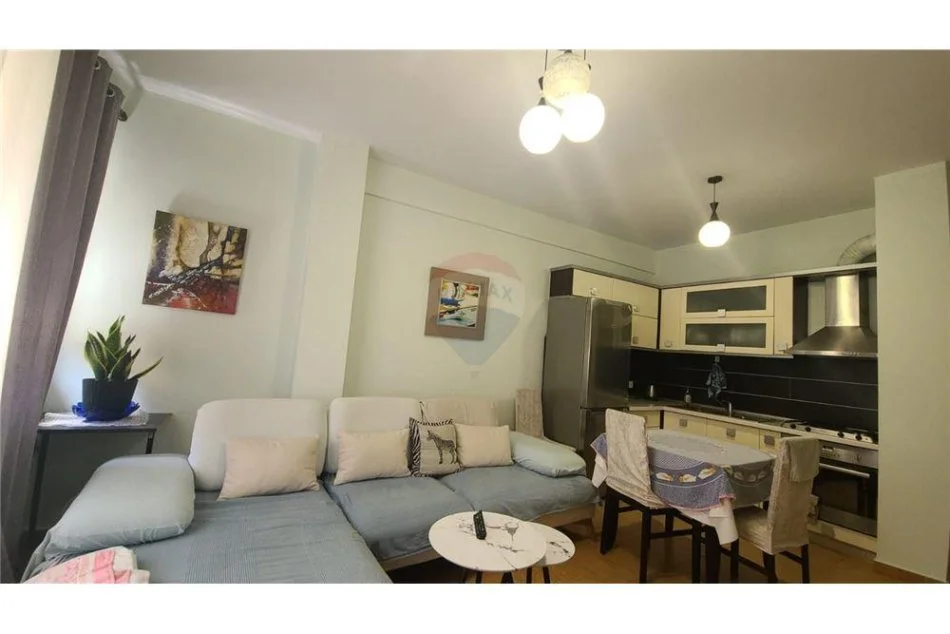 Tirane, jepet me qera apartament 1+1+Ballkon Kati 2, 65 m² 500 € (Rruga Ndrek Luca)