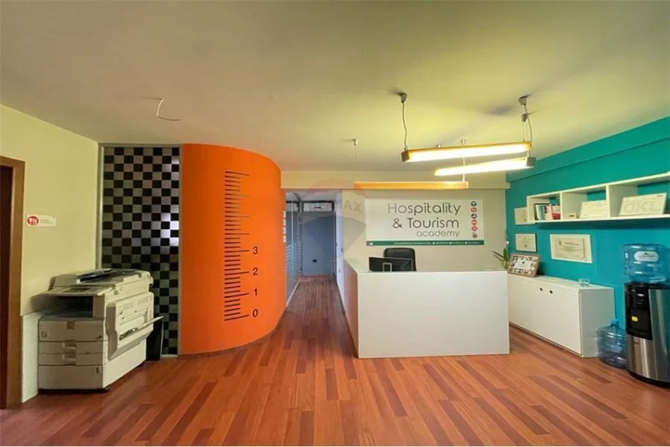 Tirane, jepet me qera zyre Kati 2, 156 m² 2,000 € (Bllok)