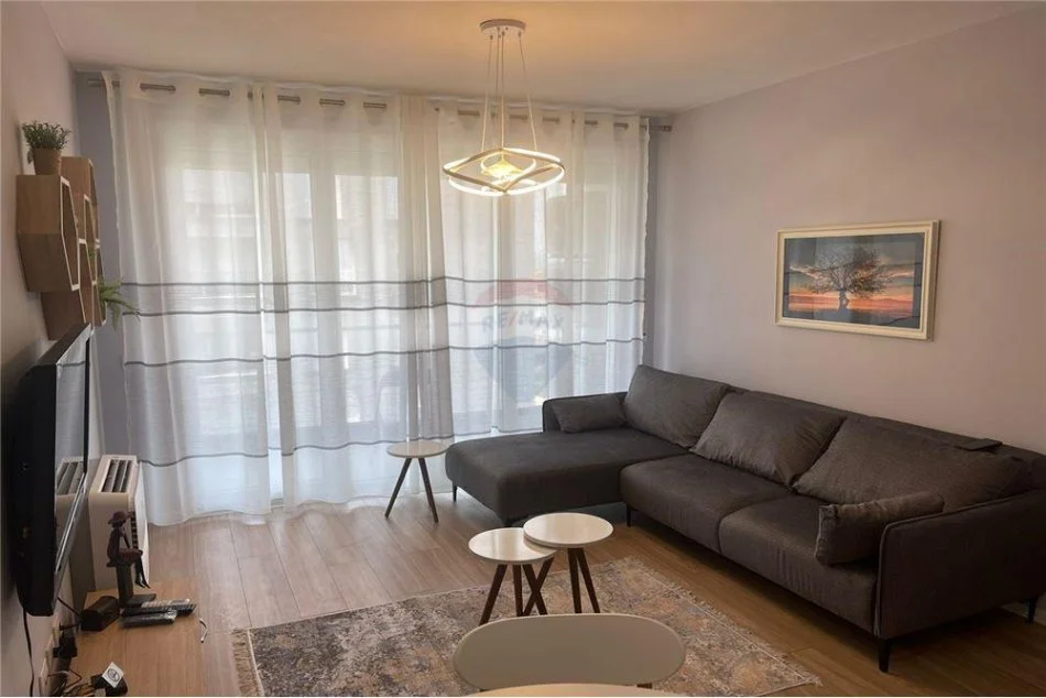 Tirane, jepet me qera apartament 2+1 Kati 7, 95 m² 700 € (Kompleksi Fiori di Bosco - Don Bosko)