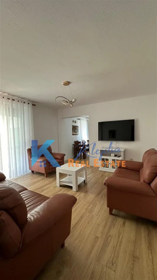 Tirane, jap me qera apartament 2+1+Ballkon Kati 2, 100 m² 700 € (Afer Liqenit Artificial)