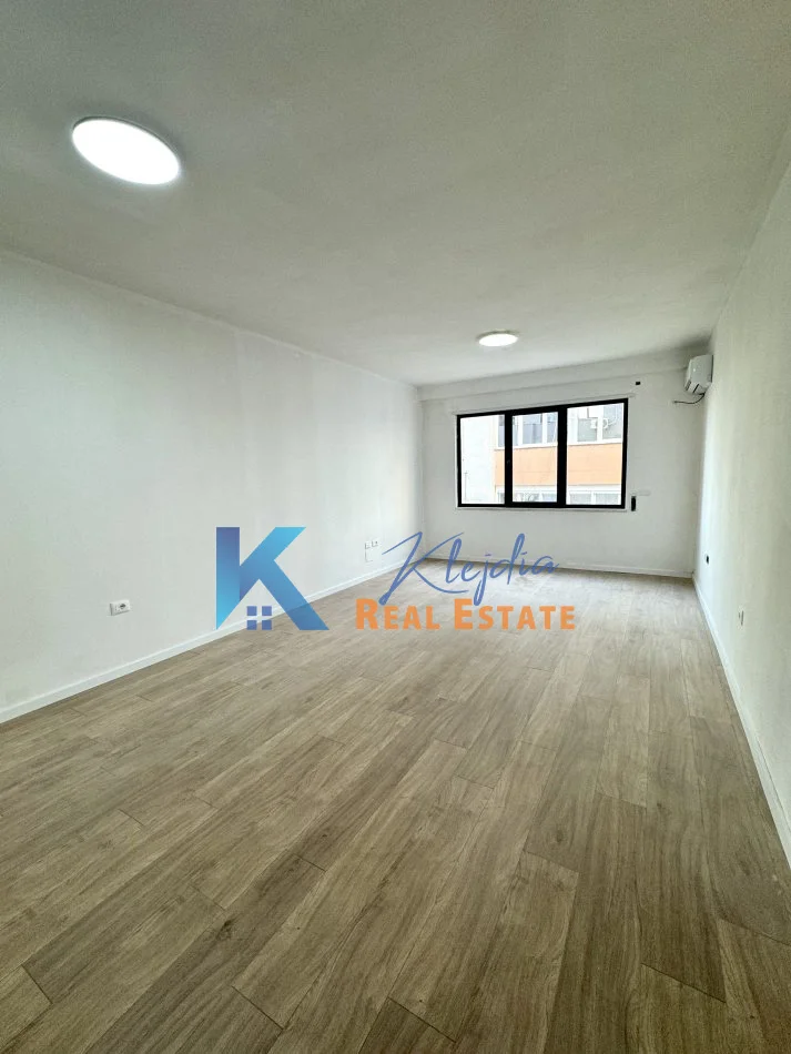 Tirane, jap me qera zyre Kati 1, 72 m² 500 € (Pazari i Ri)