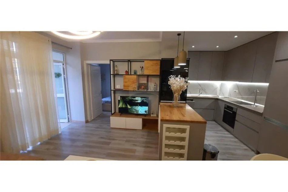 Tirane, jepet me qera apartament 3+1 Kati 3, 113 m² 900 € (Rruga Prokop Mima - Komuna e Parisit)