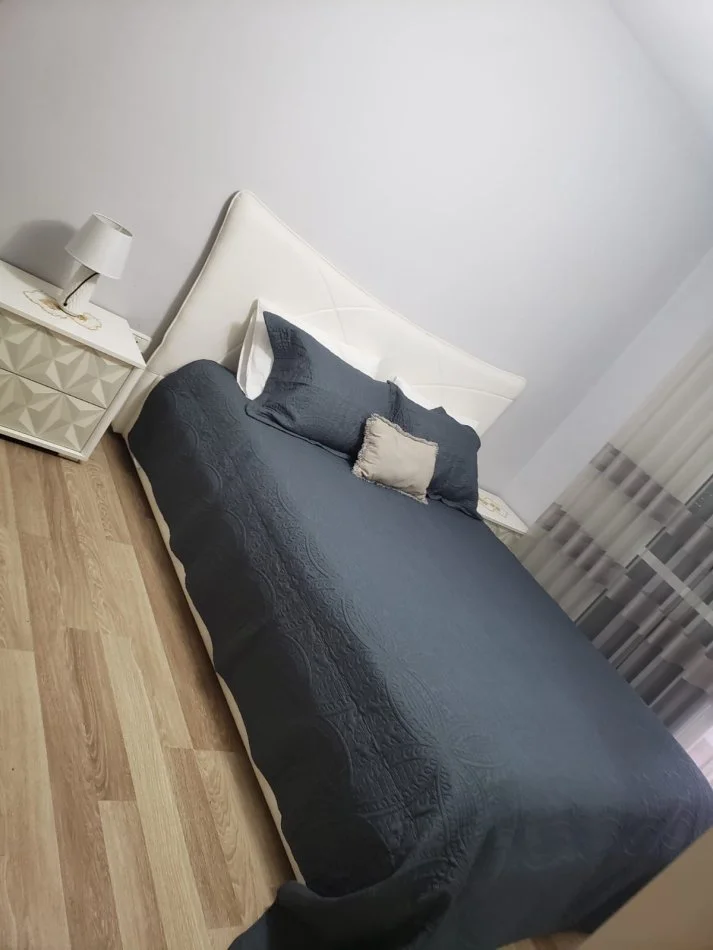 Tirane, jepet me qera 2+1 ,  Cmimi 40.000 all Rruga Qemal Stafa ,prane Shkolles Kongresi Lushnjes Tirane .