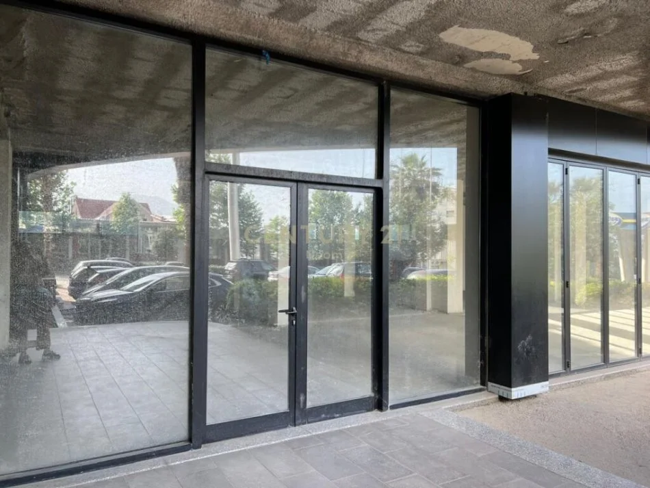 Tirane, jepet me qera vetem 1 dhome 1+1 Kati 0, 175 m² 298.000 € (Institut)