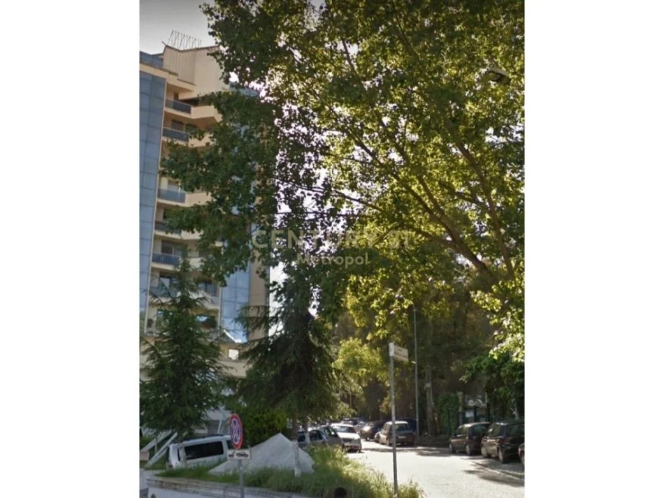 Tirane, jepet me qera ambjent biznesi Kati 0, 90 m² 1.350 € (elbasanit)