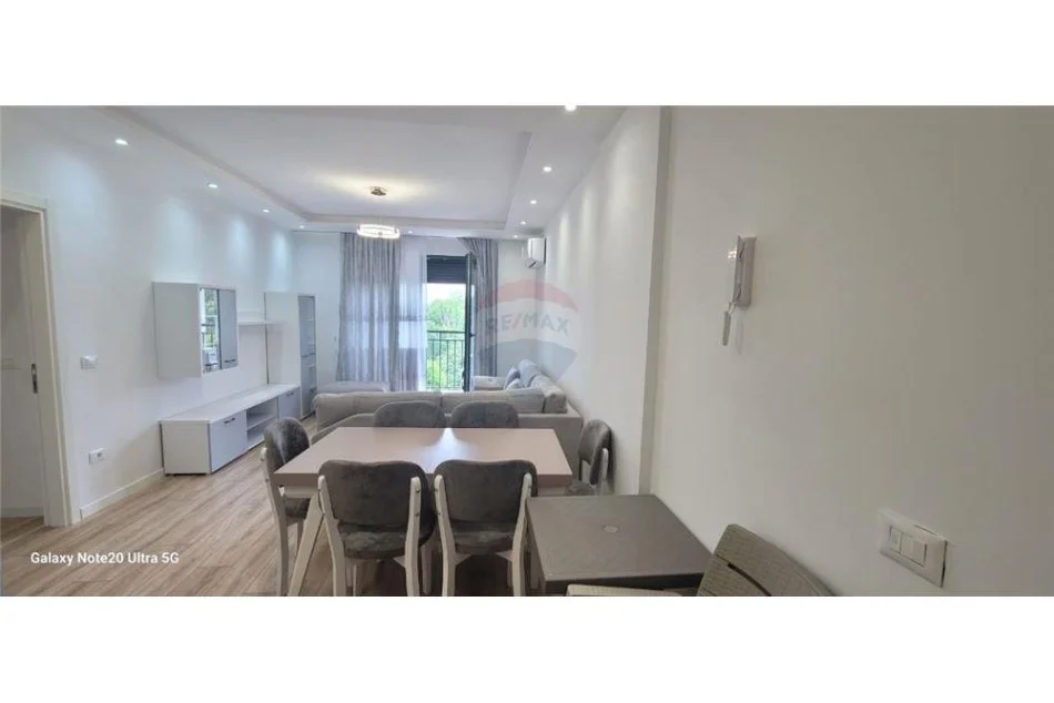 Tirane, jepet me qera apartament 1+1 , 79 m² 550 € (Kopshti Botanik)