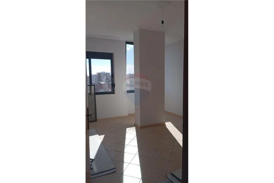 Tirane, shitet apartament 2+1 Kati 5, 83 m² 98.000 € (Laprakë)