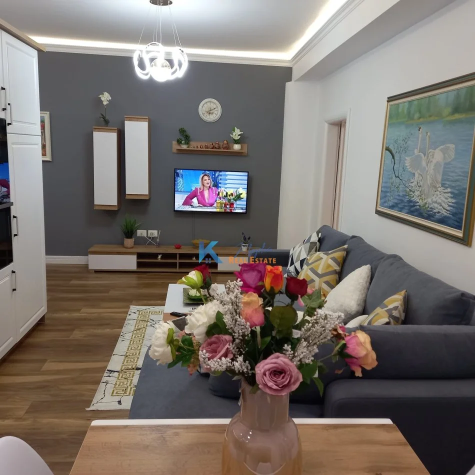 Tirane, jepet me qera apartament 1+1 Kati 3, 70 m² (Bllok, afer shkolles Deshmoret e Lirise)