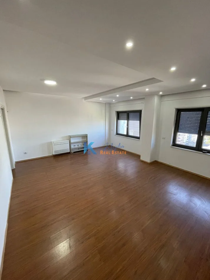 Tirane, jap me qera zyre Kati 7, 132 m² 1.200 € (Rrethrrotullimi i Zogut te Zi)